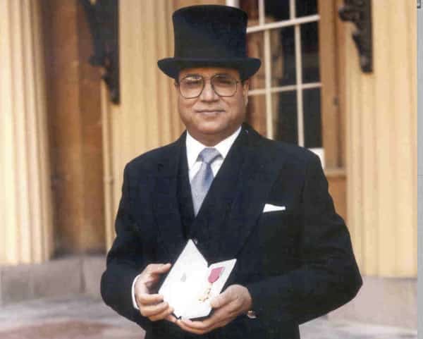 1992 – Sir Anwar Pervez’s OBE Award At Buckingham Palace